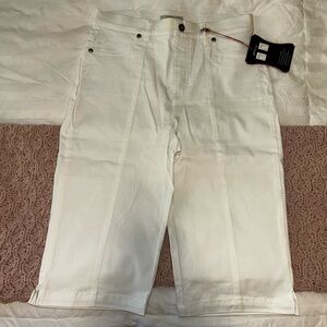 UrRebel women’s white golf capris